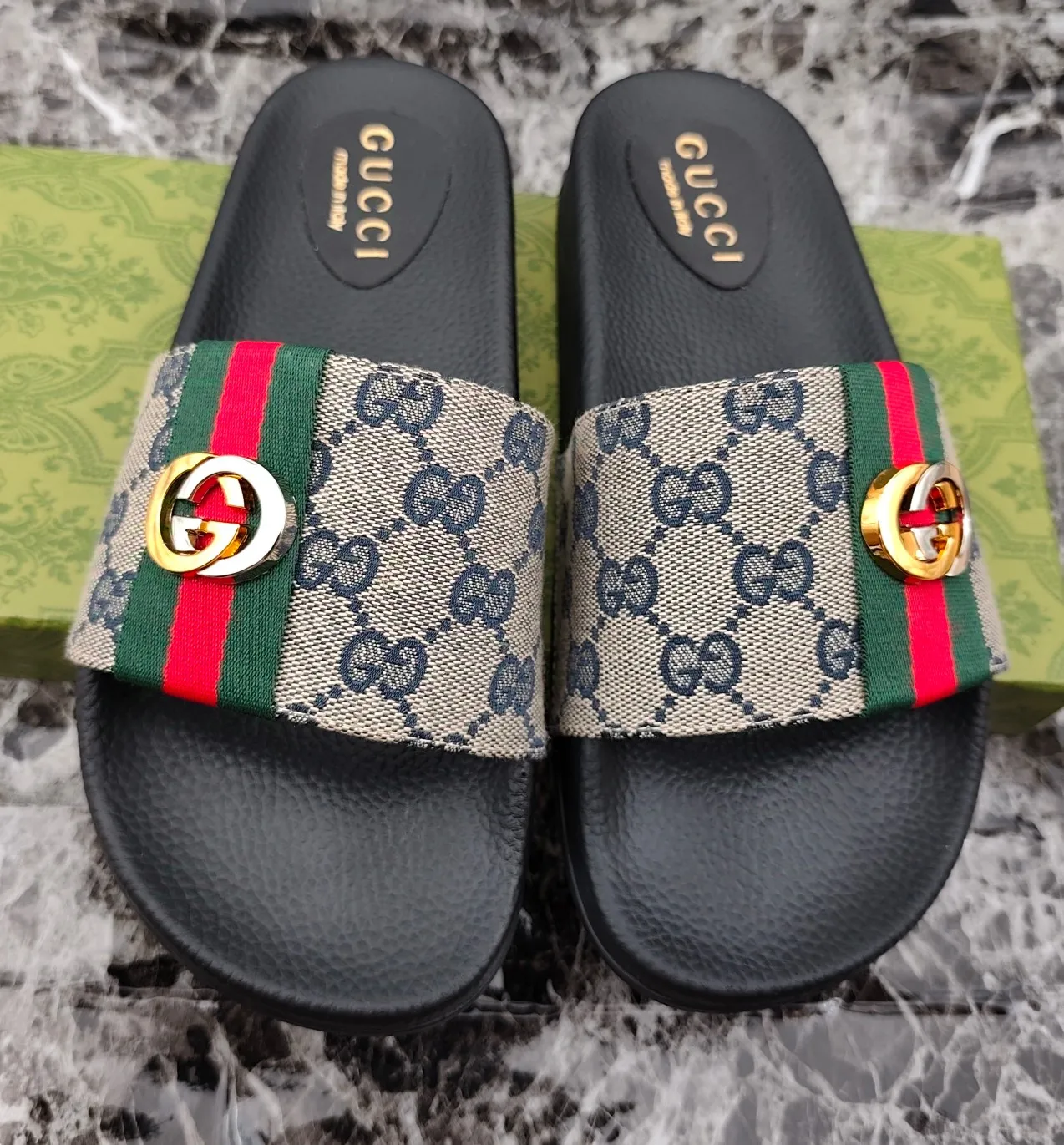 👟👟Ex-factory price 260👟👟 (available all year round), same style for men and women, size 35--48. Couple style🎗Louis Vuitton "LV" slippers, a much-anticipated one, so beautiful that it will melt your hearts❤! It is simply a masterpiece of extraordinary craftsmanship. It is a must-have for everyone. It is made by open mold. It feels Q-bounce and super soft on the feet. It is super delicate on the feet. It is an exclusive model. There are many layouts, so there is always one you like🎉🎉